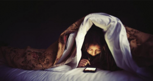 Licht van smartphone berooft tiener van nachtrust