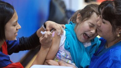 Immunoloog linkt vaccins met autisme en allergieën bij kinderen